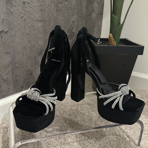 Gianni Bini Velvet Platform Heel - Picture 3 of 5